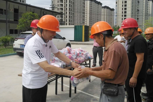 市建設(shè)局、市建筑業(yè)協(xié)會領(lǐng)導(dǎo)親臨現(xiàn)場慰問一線工人